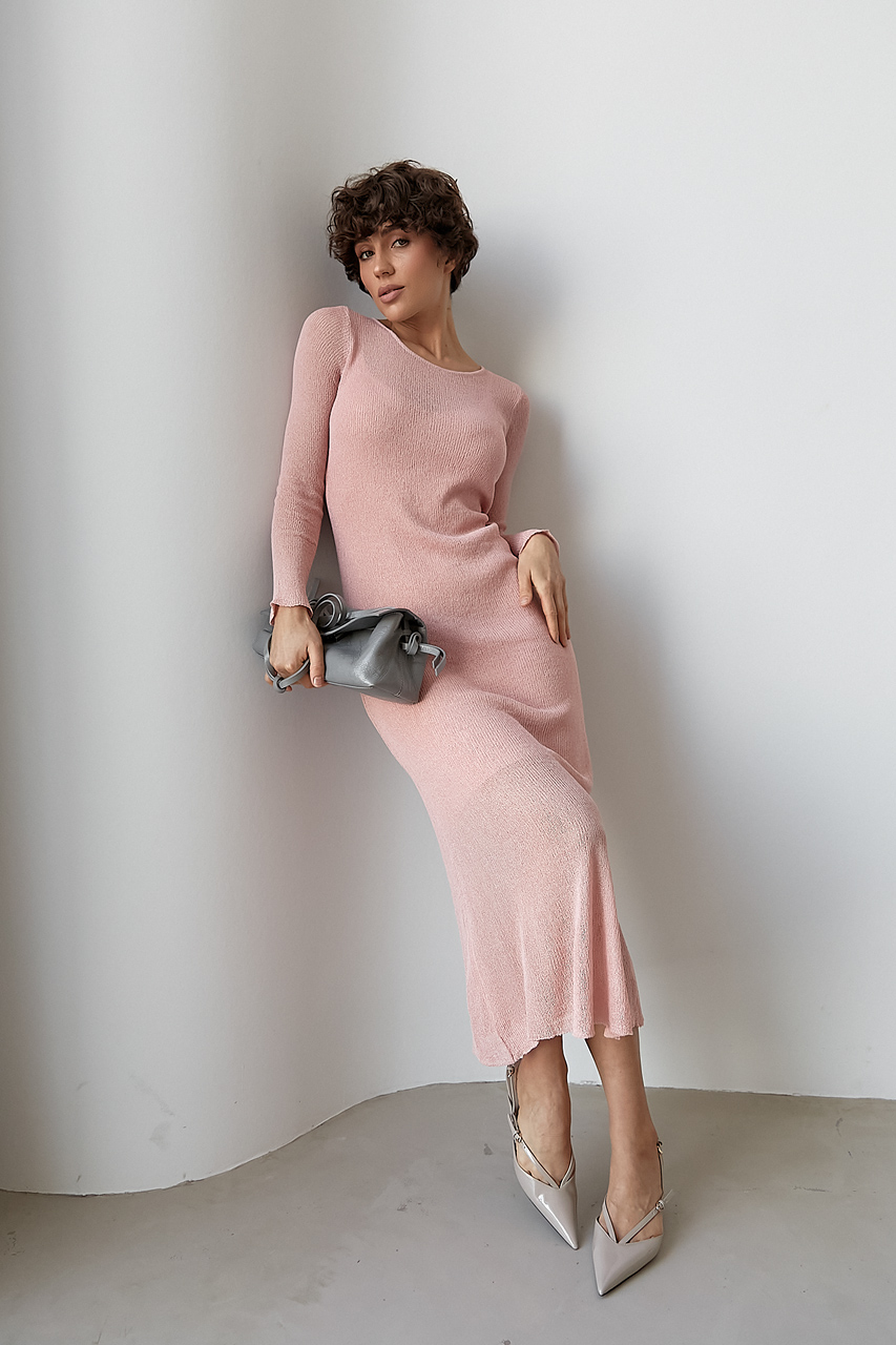 Довга приталена сітчаста сукня